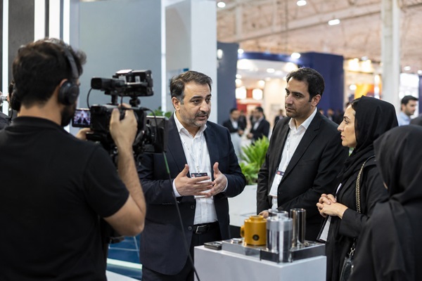 ثبت تعامل مدیران و کارشناسان با بازدیدکنندگان در فضای نمایشگاه